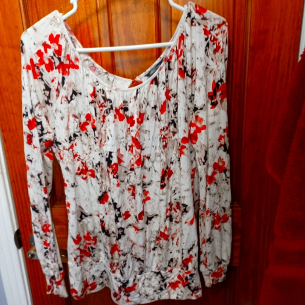 Beautiful print top with Reds Tans blacks. Size small